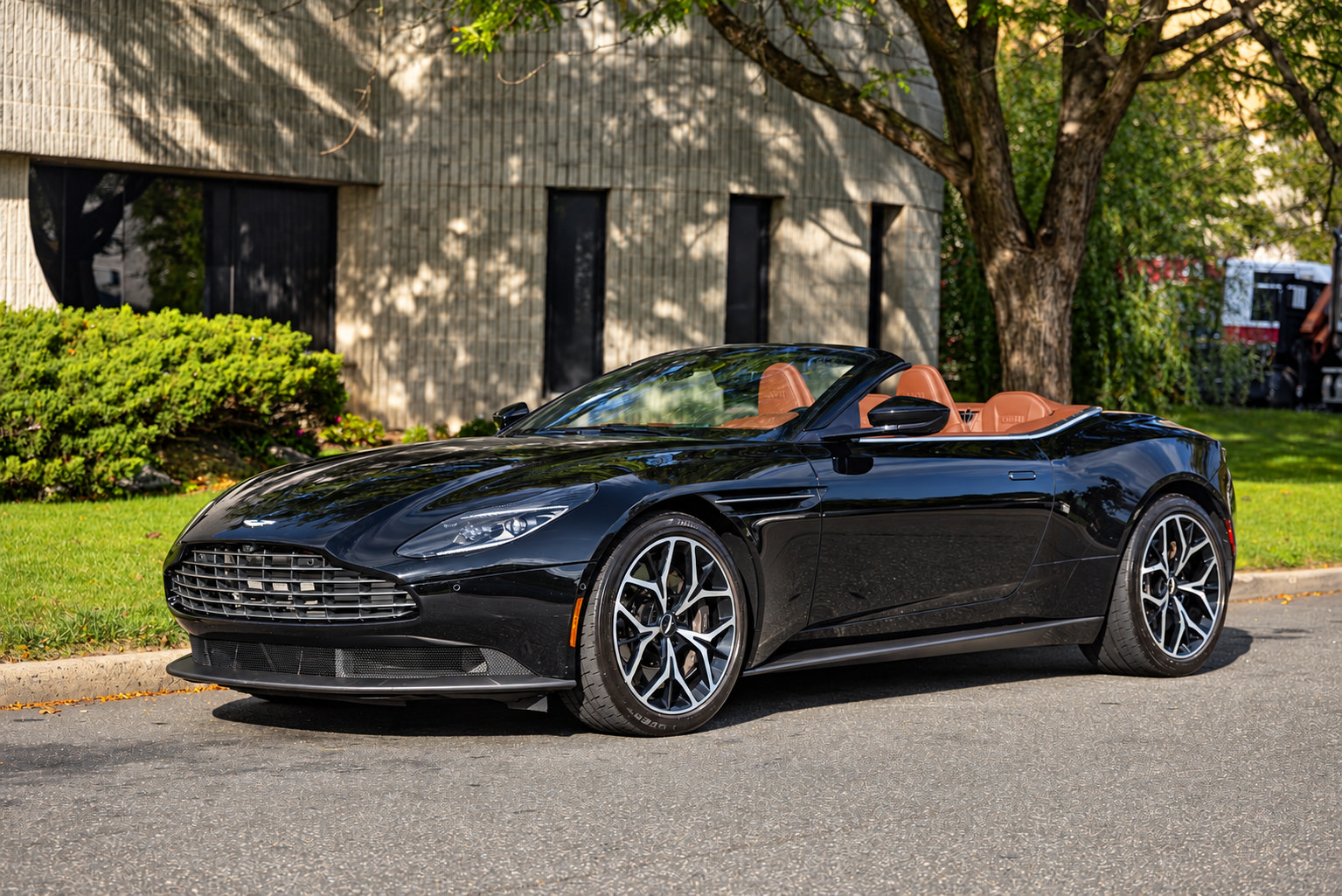 Used 2019 Aston Martin DB11 Volante RWD image 1