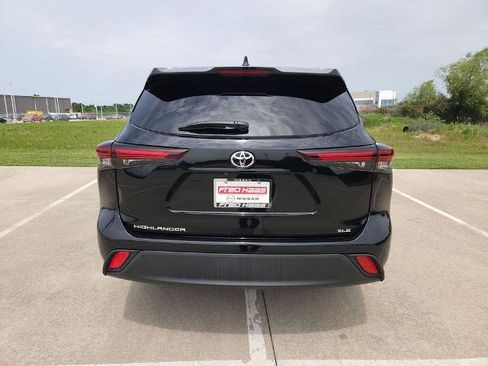 Used 2024 Toyota Highlander XLE FWD image 6