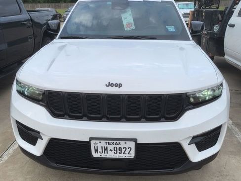 Used 2025 Jeep Grand Cherokee Limited w/ Black Appearance Package RWD image 5