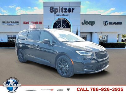 Used 2024 Chrysler Pacifica Limited w/ S Appearance Package
