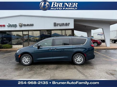 New 2025 Chrysler Pacifica Select image 8
