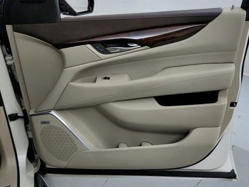 Used 2015 Cadillac Escalade Luxury image 24