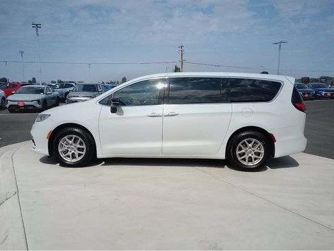 Used 2025 Chrysler Pacifica Select FWD image 6