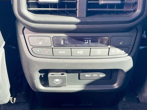 Used 2025 Honda Pilot Black Edition image 27