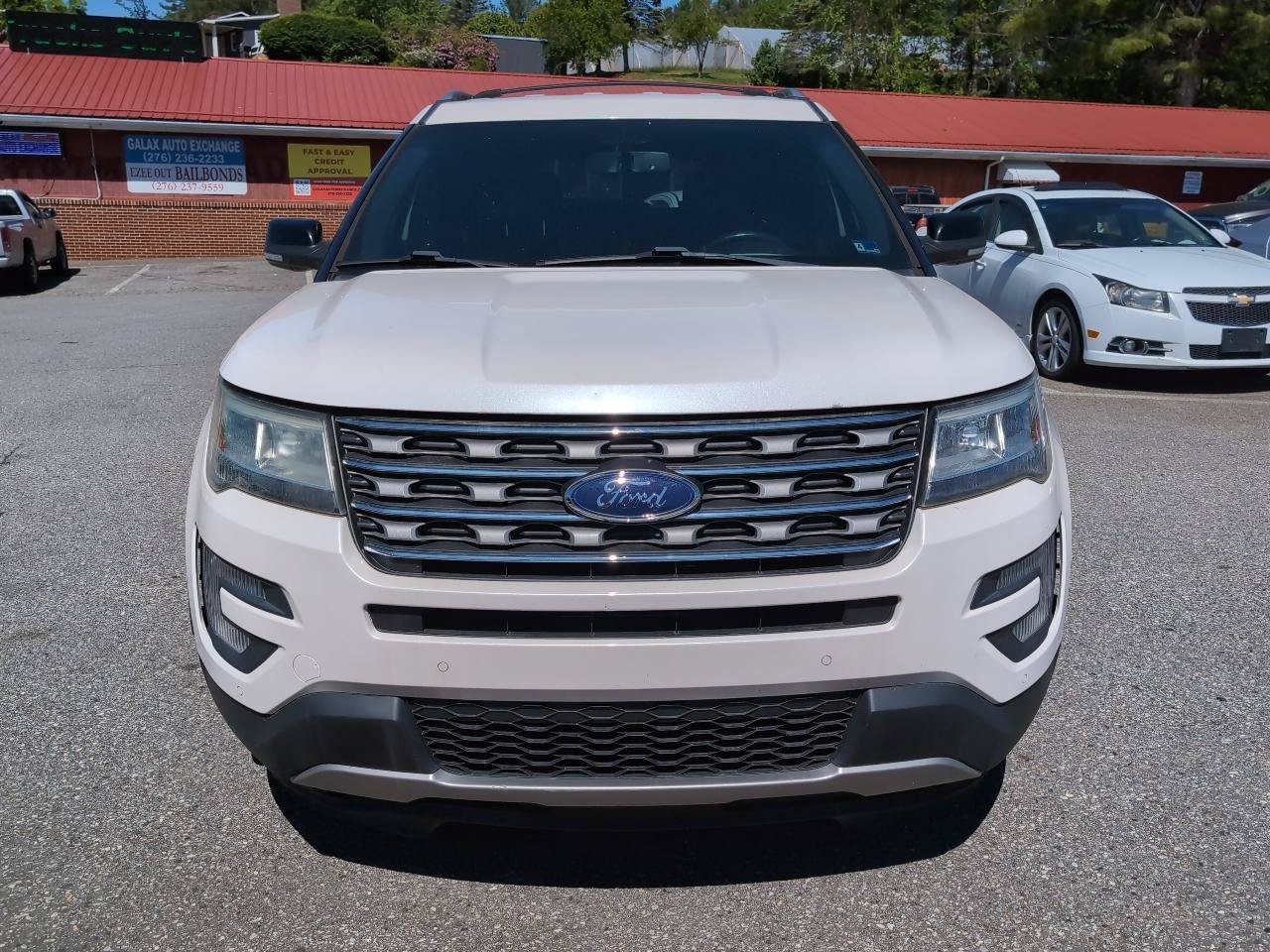 Used 2017 Ford Explorer XLT w/ Equipment Group 202A AWD/4WD image 8