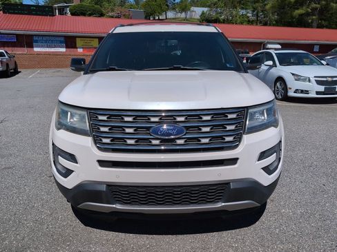 Used 2017 Ford Explorer XLT w/ Equipment Group 202A AWD/4WD image 8