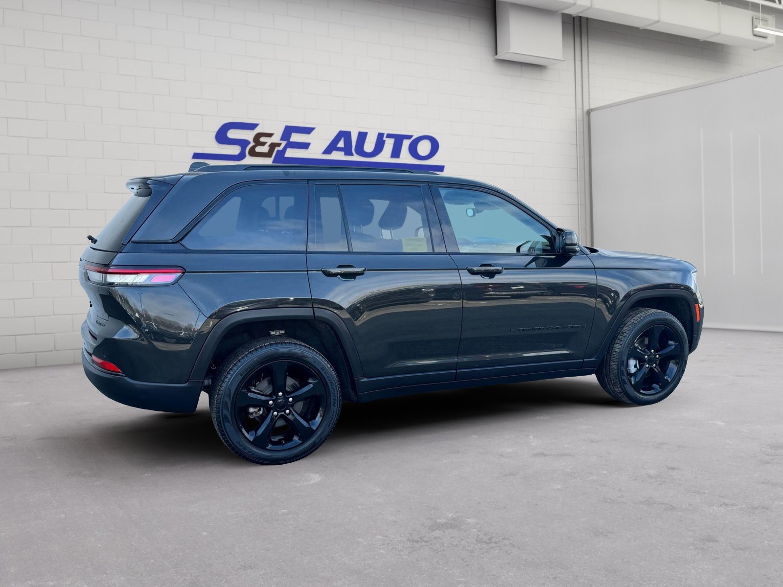 Used 2023 Jeep Grand Cherokee Limited w/ Black Appearance Package AWD/4WD image 6