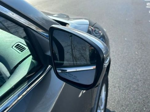 Used 2018 Nissan Rogue SV w/ Premium Package image 12