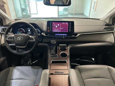 Used 2023 Toyota Sienna XLE FWD image 10