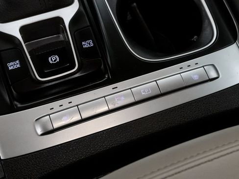Used 2024 Kia Carnival LX FWD image 24