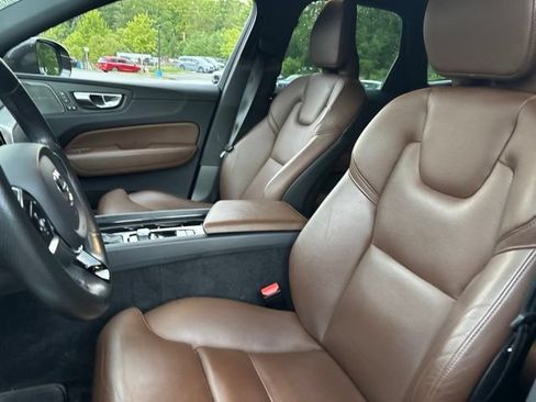 Used 2019 Volvo XC60 T5 Momentum w/ Multimedia Package AWD/4WD image 13