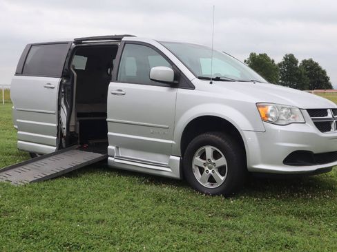 Used 2011 Dodge Grand Caravan Mainstreet w/ PWR Convenience Group FWD image 1