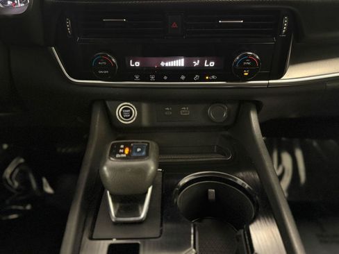 Used 2022 Nissan Rogue SV FWD image 19