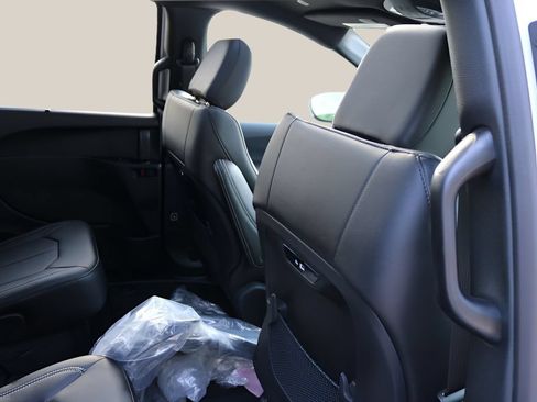 New 2026 Chrysler Pacifica Select FWD image 21