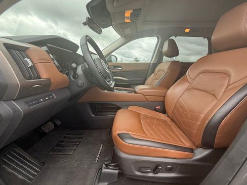 Used 2024 Nissan Pathfinder Platinum w/ Cargo Package image 29