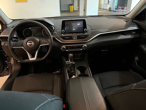 Used 2025 Nissan Altima 2.5 SV FWD image 32