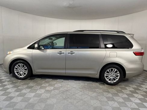 Used 2017 Toyota Sienna XLE Premium FWD image 3