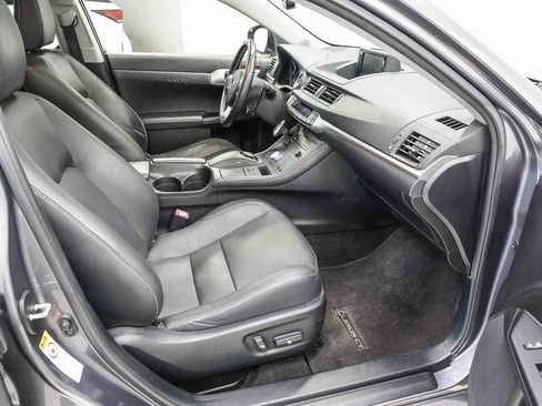 Used 2013 Lexus CT 200h w/ Leather Pkg FWD image 17