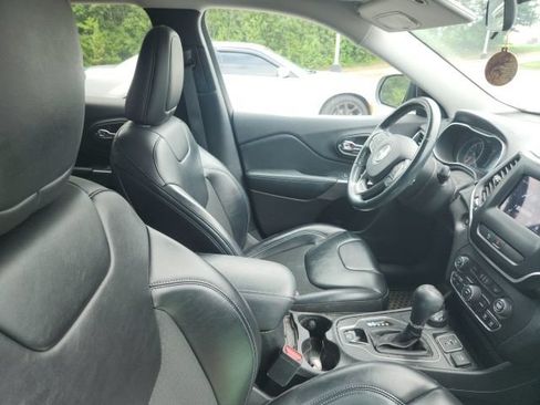 Used 2020 Jeep Cherokee Latitude Plus w/ Cold Weather Group AWD/4WD image 7