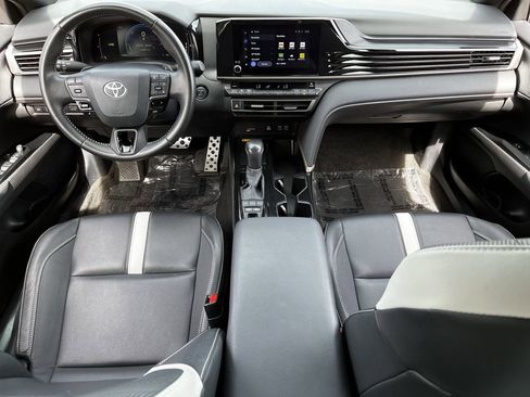 Used 2025 Toyota Camry SE image 9