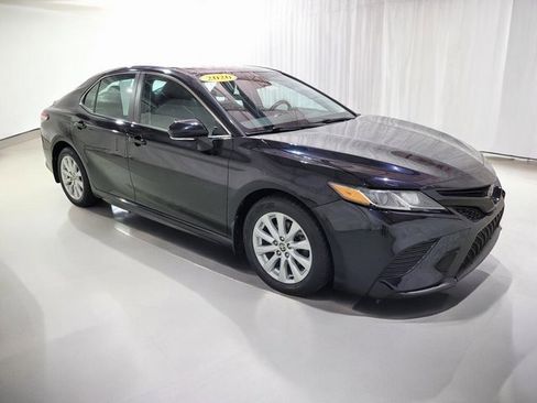 Used 2020 Toyota Camry SE image 2