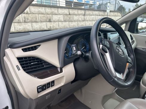 Used 2017 Toyota Sienna XLE w/ XLE Navigation Package image 8