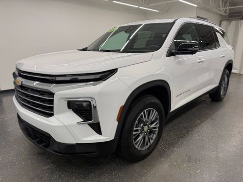 Used 2025 Chevrolet Traverse LT w/ Driver Confidence Package image 4