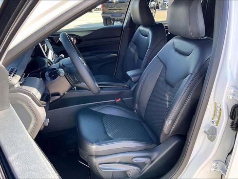 New 2026 Jeep Compass Latitude image 9