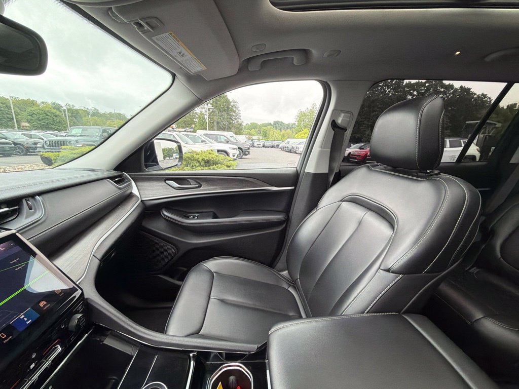 Used 2023 Jeep Grand Cherokee L Limited AWD/4WD image 33