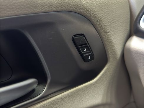 Used 2023 Chrysler Pacifica Touring-L image 34