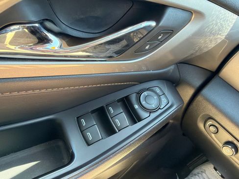 Used 2019 Chevrolet Traverse LT FWD image 20