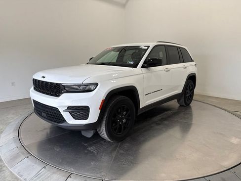 Used 2025 Jeep Grand Cherokee Altitude AWD/4WD image 3
