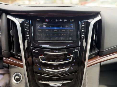 Used 2019 Cadillac Escalade ESV Luxury image 18
