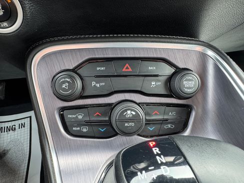 Used 2016 Dodge Challenger SXT w/ Driver Convenience Group RWD image 17
