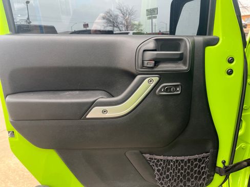 Used 2013 Jeep Wrangler Unlimited Rubicon image 14