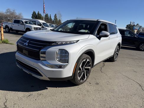 Used 2024 Mitsubishi Outlander FWD image 1