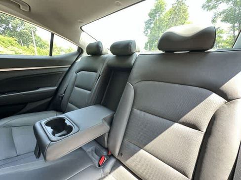 Used 2017 Hyundai Elantra Limited w/ Limited Tech Package 04 FWD image 17