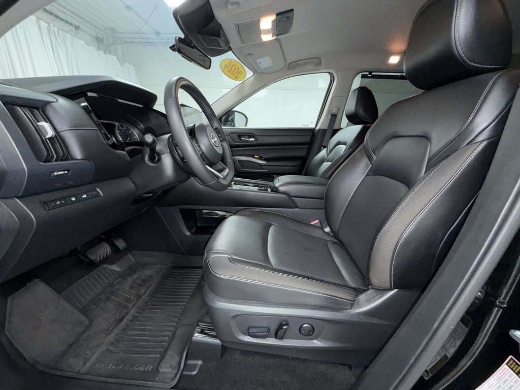 Used 2024 Nissan Pathfinder SL AWD/4WD image 15