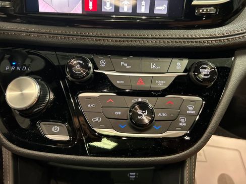 New 2026 Chrysler Pacifica Pinnacle image 17