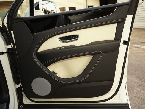 Used 2023 Bentley Bentayga Plug-In Hybrid image 27