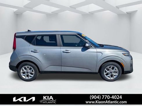 Used 2022 Kia Soul LX w/ Technology Package image 2