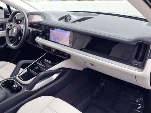 New 2026 Porsche Cayenne Coupe AWD/4WD image 25
