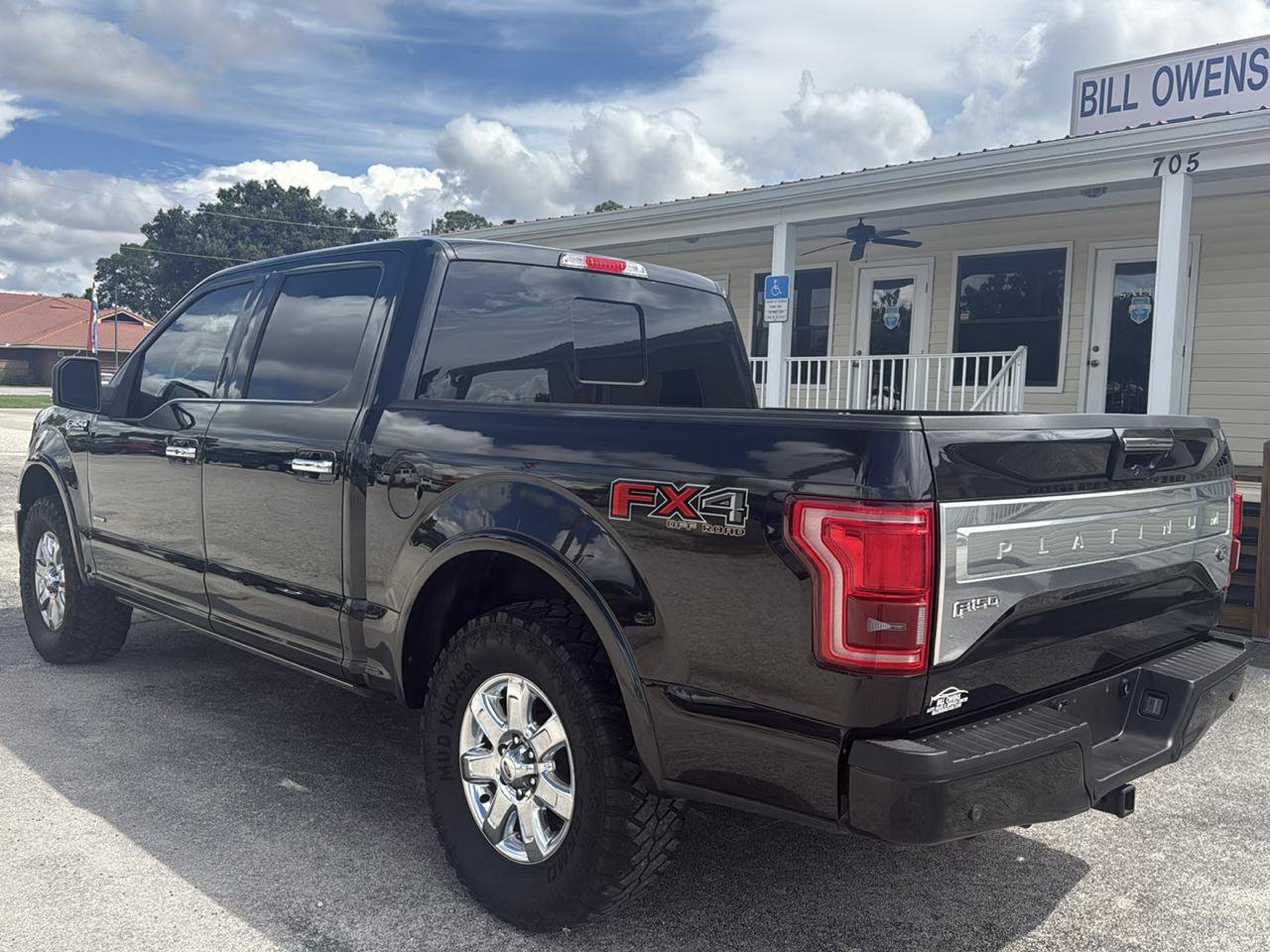 Used 2015 Ford F150 Platinum w/ Equipment Group 701A Luxury AWD/4WD image 3