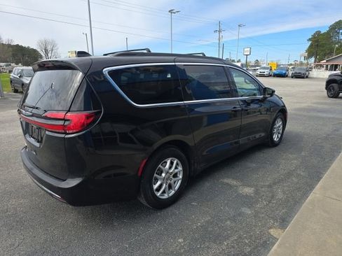 Used 2022 Chrysler Pacifica Touring-L image 5