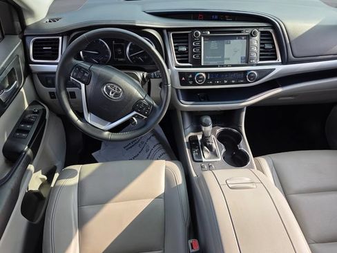 Used 2019 Toyota Highlander XLE FWD image 8