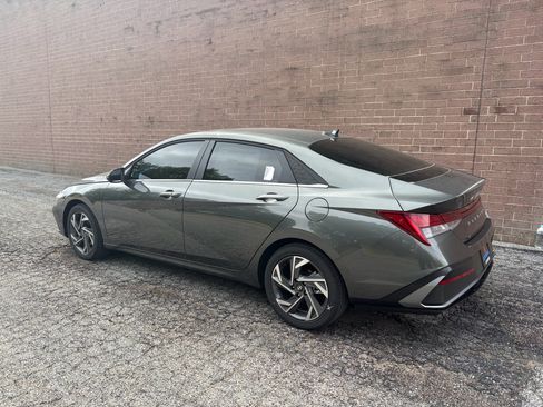 New 2026 Hyundai Elantra Limited FWD image 3