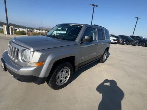 Used 2015 Jeep Patriot Sport w/ Power Value Group FWD image 4
