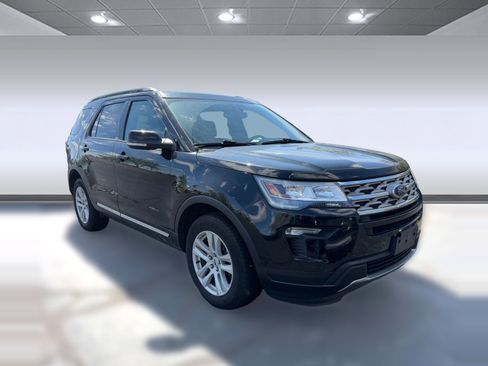Used 2018 Ford Explorer XLT w/ Equipment Group 202A image 5