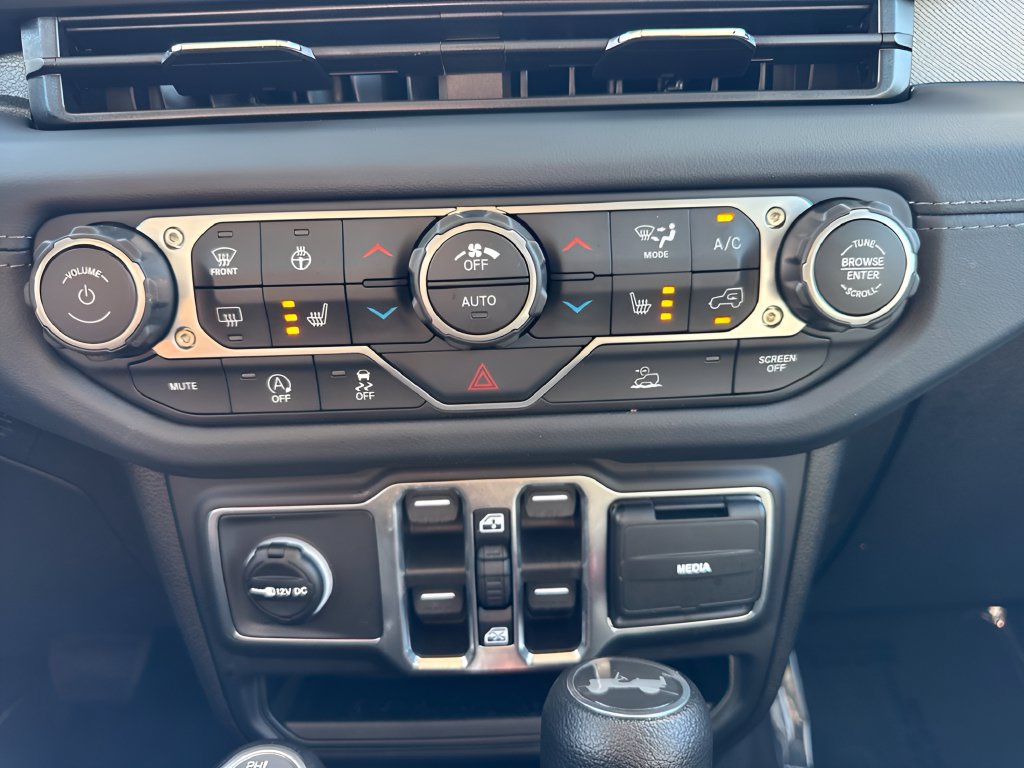 Used 2026 Jeep Wrangler Unlimited Sahara AWD/4WD image 19