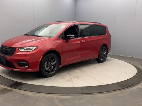 New 2026 Chrysler Pacifica Select w/ S Appearance Package image 9